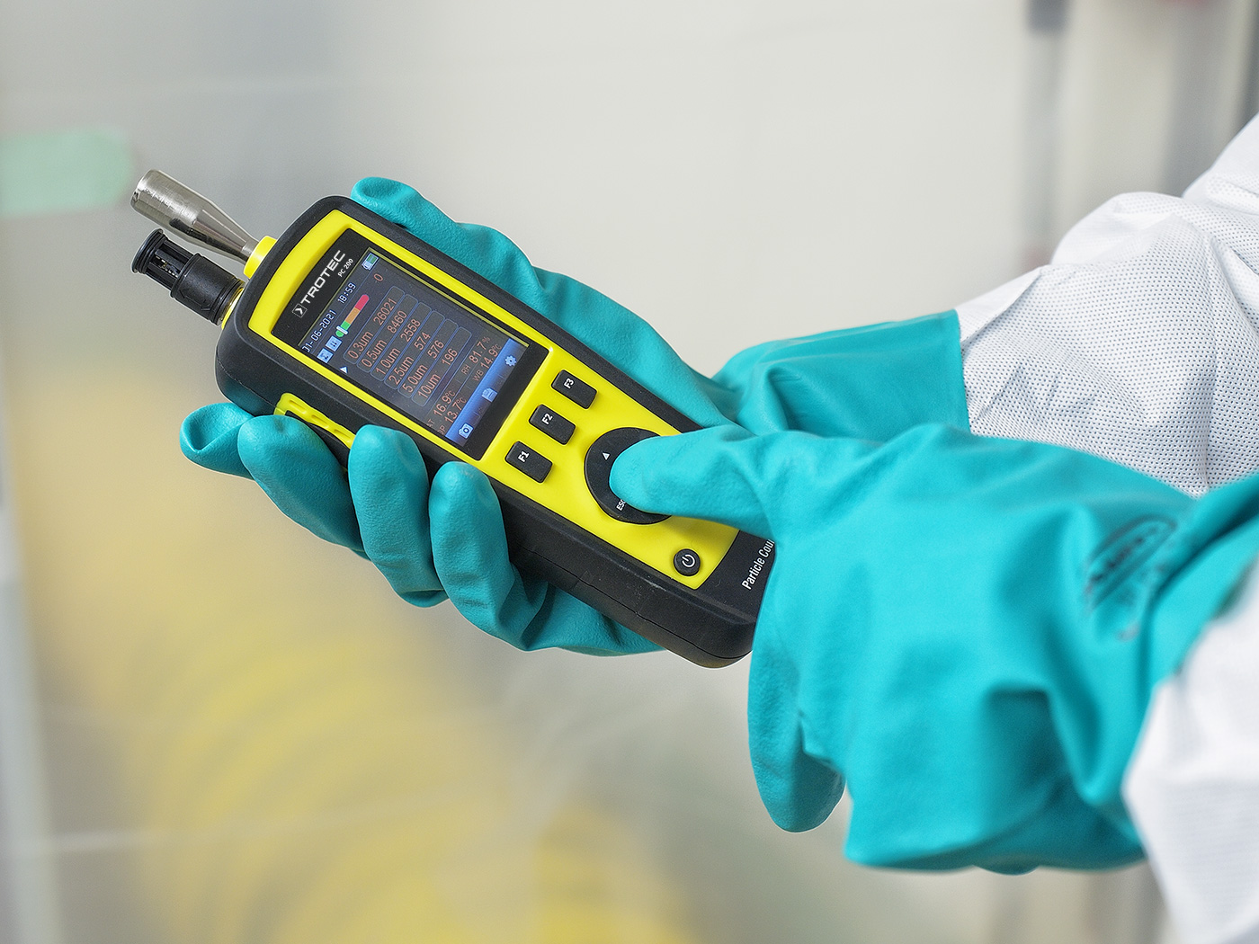 The particle counter PC200 determines the size fractions and concentrations of air particles on six different channels from 0.3 µm to 10 µm with additional colour indicator display. Perfect for contamination control for instance in isolation areas with vacuum or overpressure conditions. In addition, the filter efficiency measurements can also be carried out while indicating the percentage efficiency per size fraction.