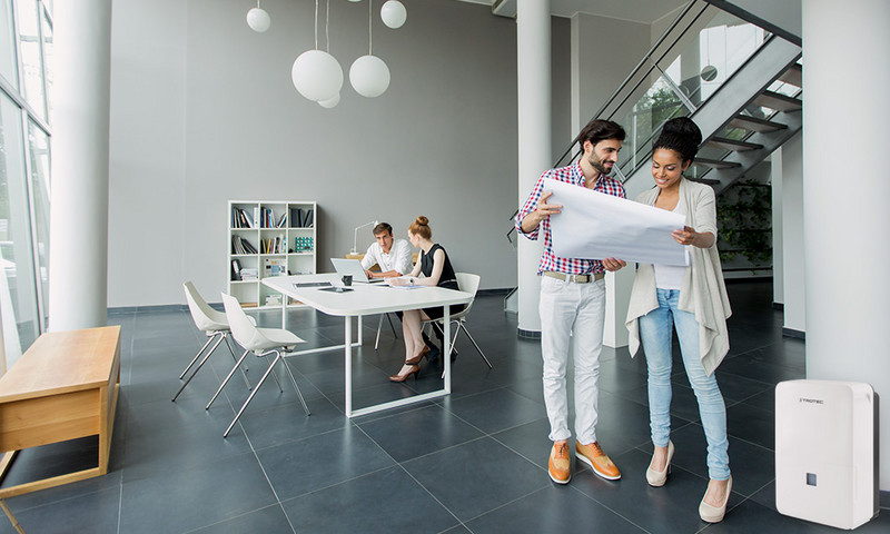 Whether it is used in the office, in the studio or in the living room – with its hygrostat-controlled automatic dehumidification with real-value humidity selection, optionally fully automatic or permanent operation and timer function, the dehumidifier TTK 127 E provides for a perfect room climate at all times.